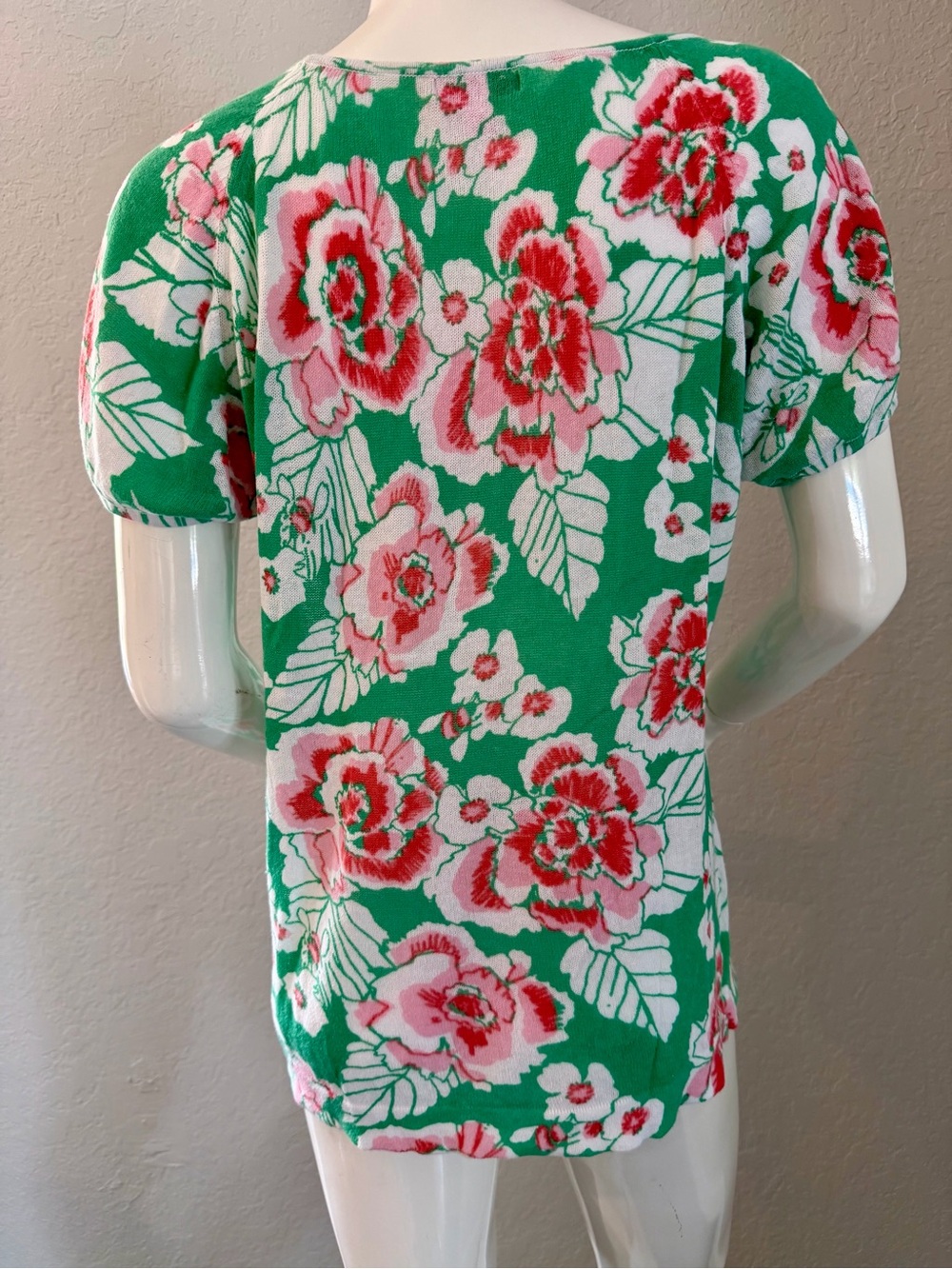 Lilly Pulitzer M Green Floral Scoop Neck Top with Pink Roses - Picture 2 of 6